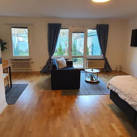 Apartment With Garden Near Metro! Стокхолм Екстериор снимка