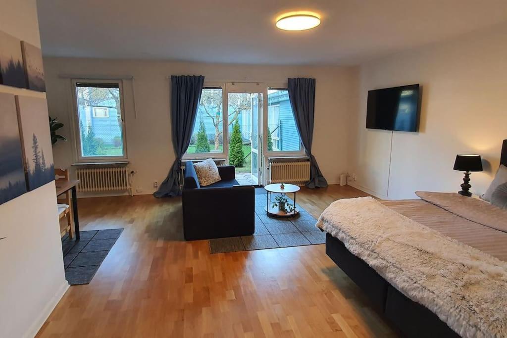 Apartment With Garden Near Metro! Стокхолм Екстериор снимка
