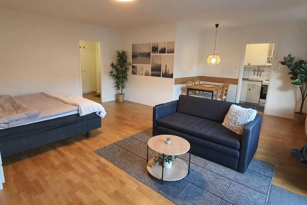 Apartment With Garden Near Metro! Стокхолм Екстериор снимка